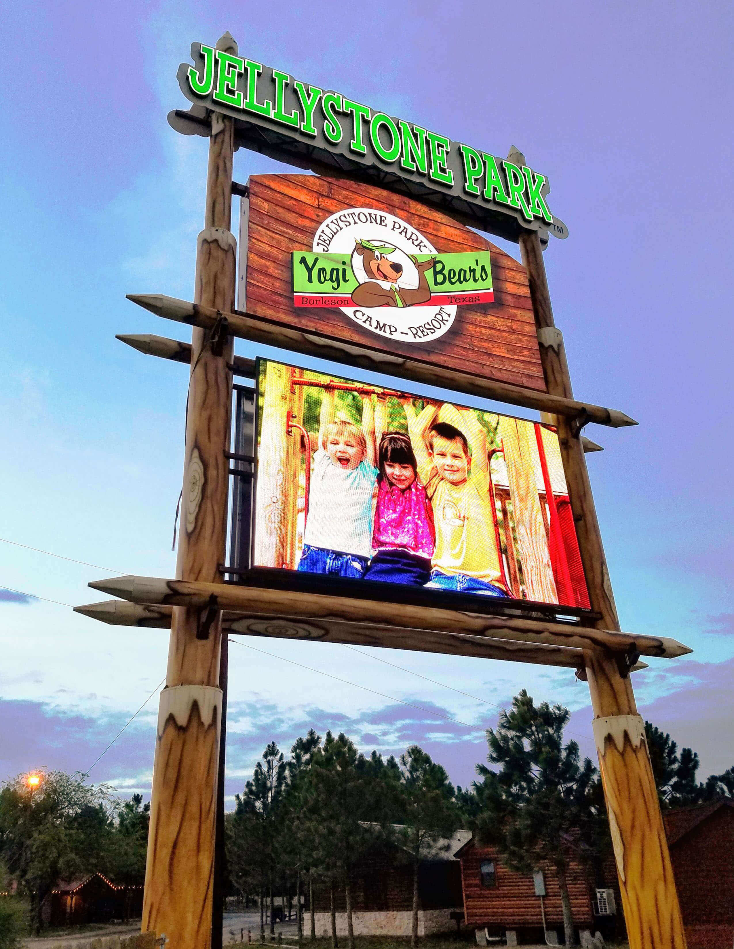 8 Ways theme parks can use digital signage + 3 Examples